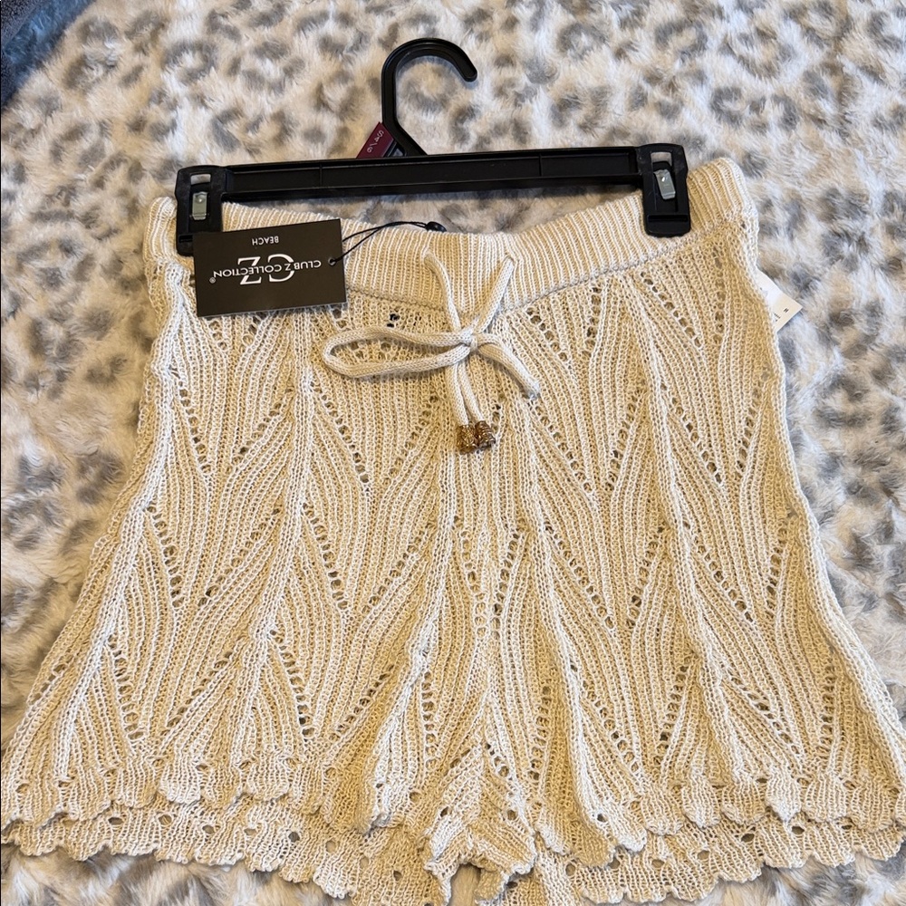 Elegant Cream Knit Shorts
